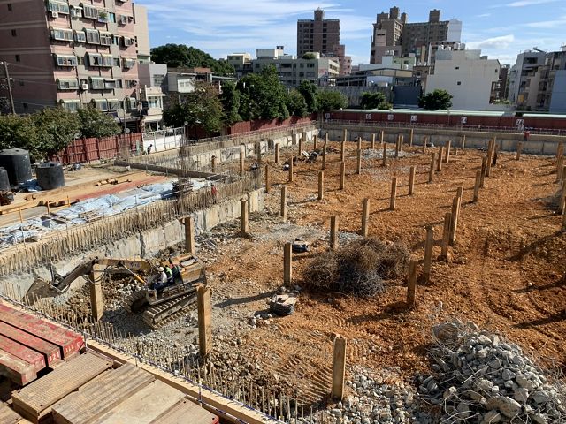 <ul>
<li>10月16日起新院區綜合醫療大樓新建工程進行第一層土方開(降)挖出土。</li>
</ul>
