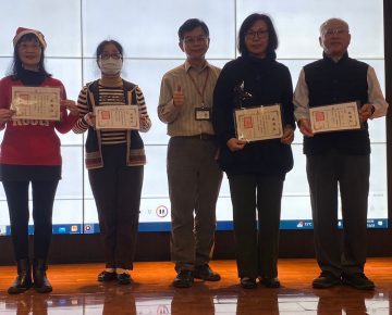 王豐林代理院長和112年全勤獎志工合影