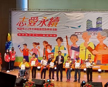 112桃園市績優志工和張善政市長合影