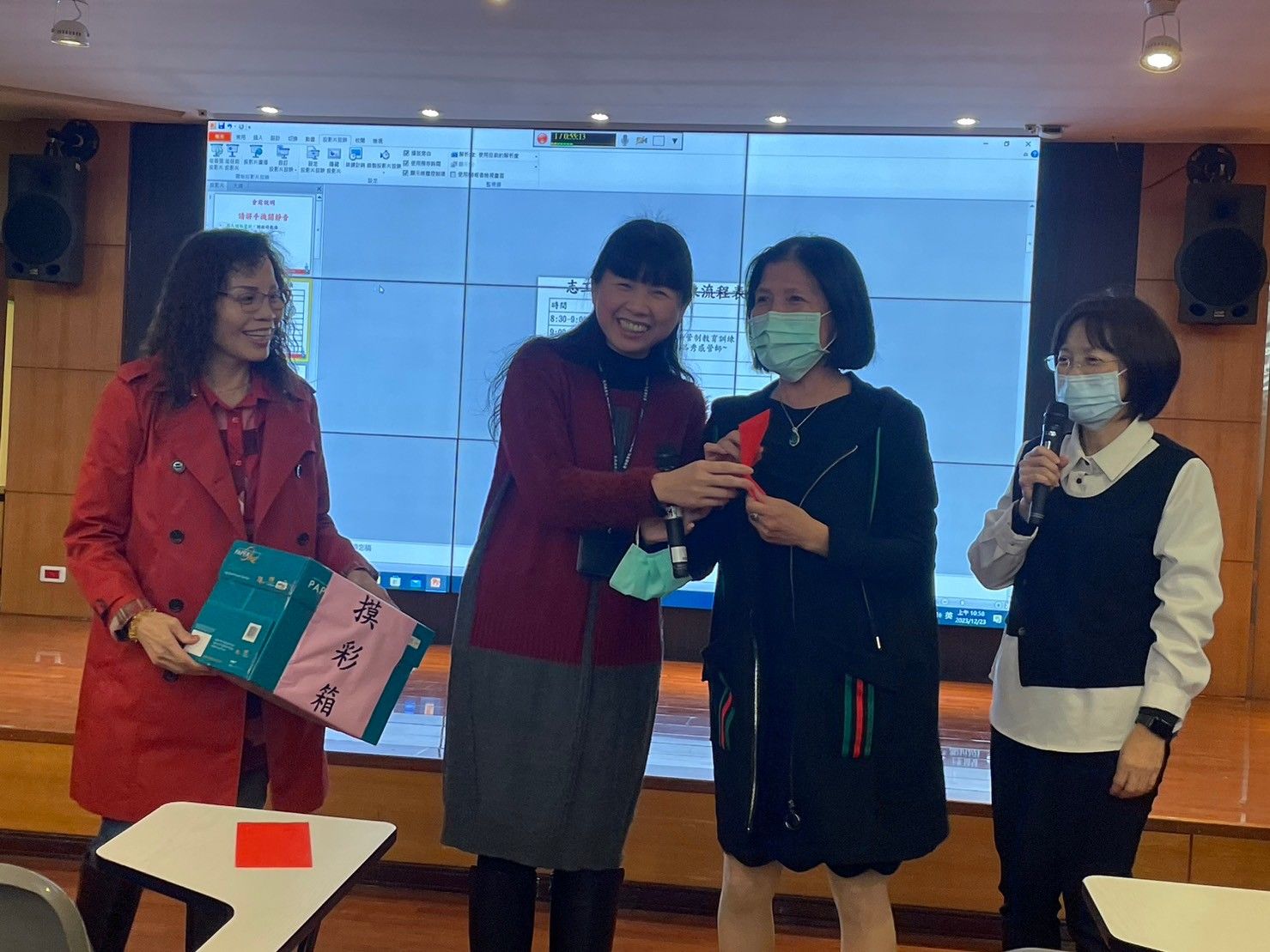 112年終大會芳蘭與志工抽獎 112年終大會芳蘭與志工抽獎