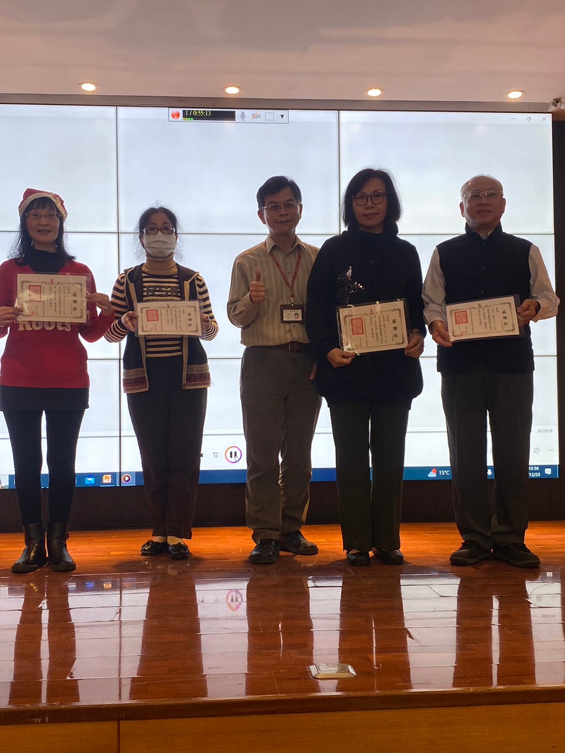 112志工全勤獎與王副院長 112志工全勤獎與王副院長