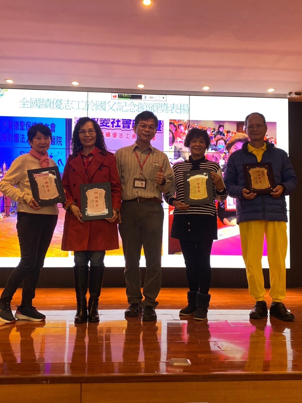 王豐林代理院與全國績優志工合照 王豐林代理院與全國績優志工合照