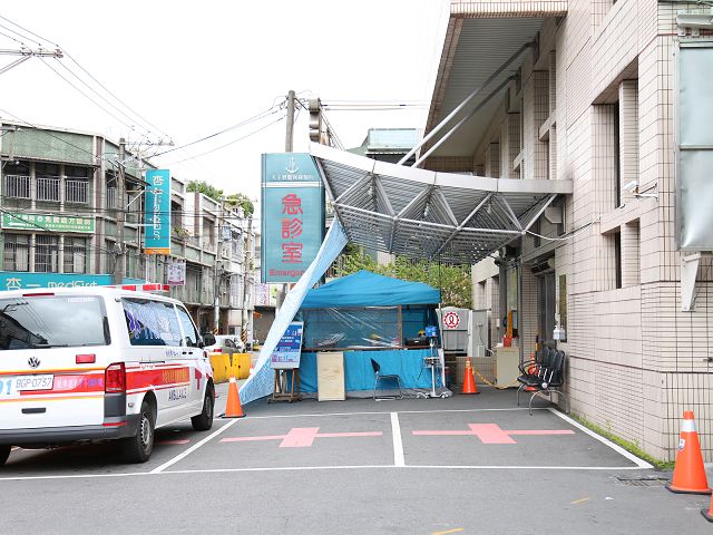因應COVID-19疫情，成立戶外發燒篩檢站、急診設隔離區、規劃專責病房等分艙分流感染管制措施