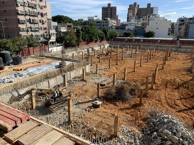 0月16日起新院區綜合醫療大樓新建工程進行第一層土方開(降)挖出土